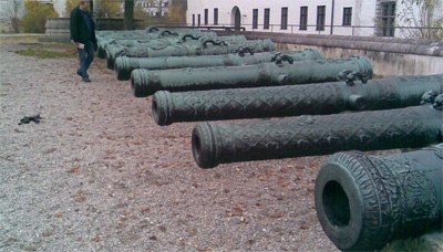Kanonen vor dem Bayerischen Armeemuseum in Ingolstadt